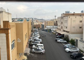 شقة بصالة وثلاث غرف نوم 