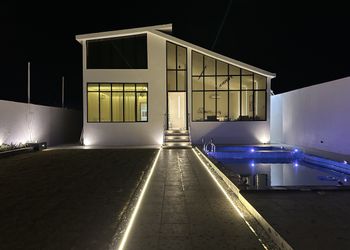 شاليه بمسبح خارجي ومسطح اخضر