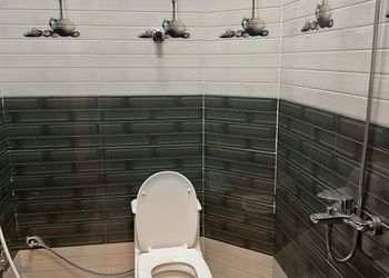 شاليه بمسطح اخضر وجلسة خارجية