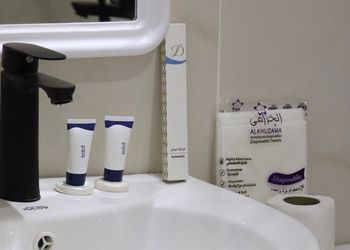 استديو بأثاث مريح وبسيط 