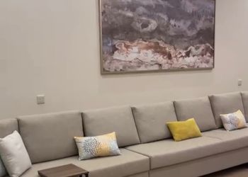 مزرعة بمجالس وألعاب أطفال 