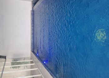 شاليه بمسطح اخضر والعاب اطفال