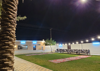 مزرعة بمسطح اخضر وجلسة خارجية 