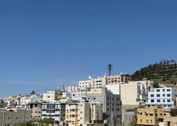 شقة بصالة مريحة وغرفة نوم 