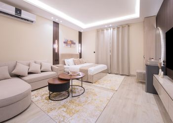 استديو بأثاث مريح وبسيط