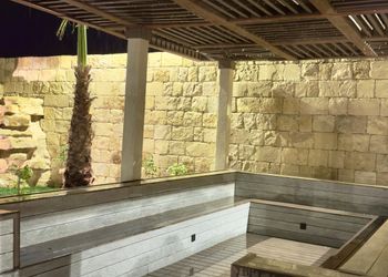 منتجع بمسطحات واطلالة على الجبل