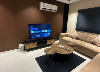 شقة بصالة وغرفة نوم وبأثاث مريح 