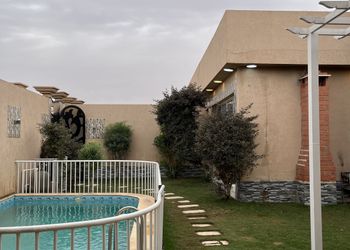 شاليه بجلسة خارجية ومسطح اخضر