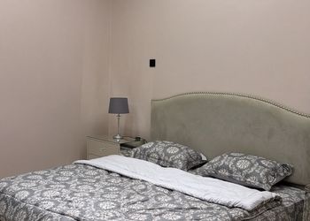 استراحة بمجالس واسعة وفناء خارجي