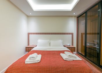 دور أرضي بفناء ومدخل سيارة 