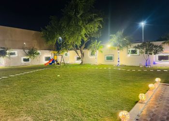 شاليه بمجلسين ومسبحين وحديقة 