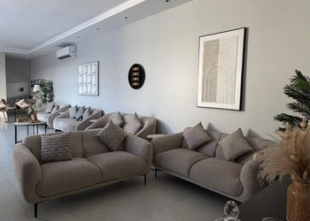 شاليه بجلسة تطل على مسبح خارجي 