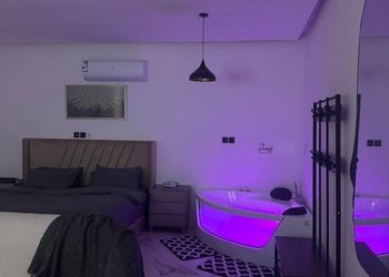 استديو بجاكوزي وكراج دخول ذاتي