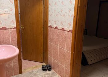شقة بصالة مريحة وغرفتين نوم 