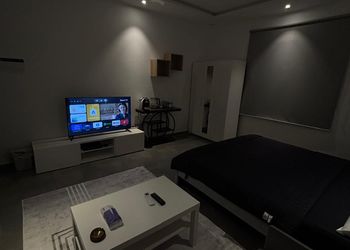 استديو بأثاث مريح وبسيط 