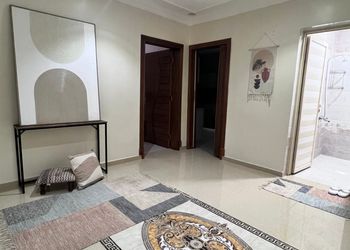 شقة بغرفتين نوم وصالة جلوس 