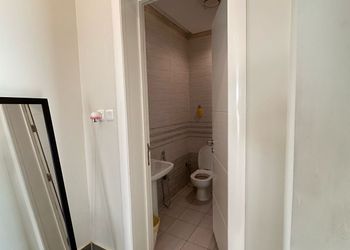 شاليه بمسطح اخضر ومسبح 