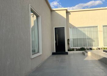 شالية بمجلس واسع ومسبح خارجي 