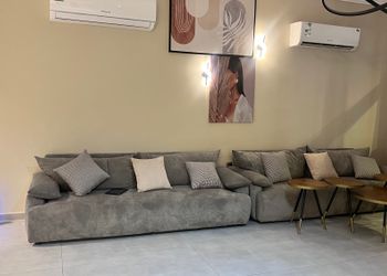 شاليه بجلسة تطل على مسبح خارجي 