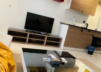 شاليه بغرفة جلوس ومسبح خارجي 
