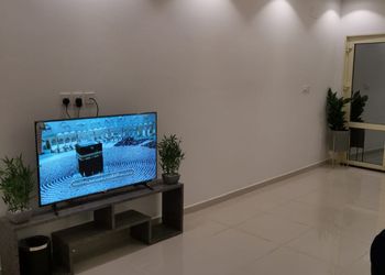 شقة بجلسة خارجية وثلاث غرف نوم 