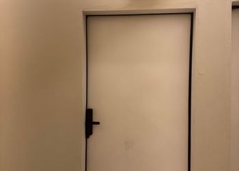 شقة بصالة أنيقة ودخول ذاتي