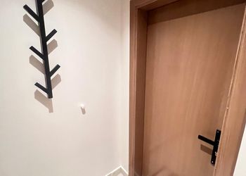 استديو بتصميم هادئ وسرير مريح 
