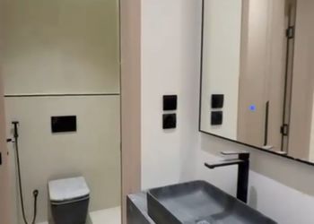 شقة بصالة وثلاث غرف نوم