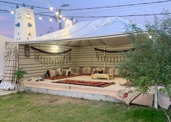 شاليه انيق ومسطح اخضر واسع