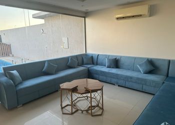 شاليه بمسطح اخضر وجلسة خارجية 