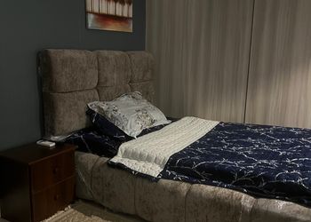استديو بأثاث مريح وبسيط 