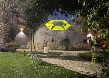 شاليه بمسبح خارجي ومسطحات خضراء