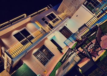 شاليه بمسبح خارجي ومسطح اخضر