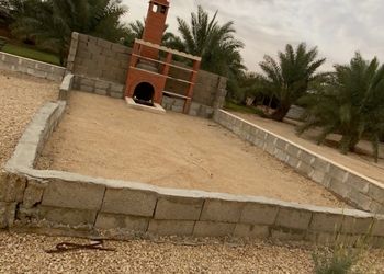 استراحة بمجلس واسع وفناء خارجي