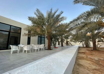 استراحة بصالة جلوس ومسبح 