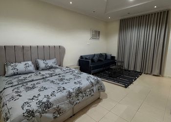 استديو بأثاث مريح وبسيط 