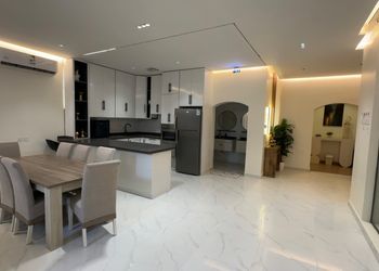 شاليه بمجلس مطل على المسبح 