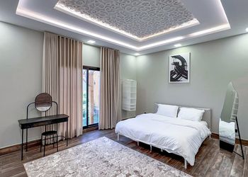 شاليه بألعاب مائية ومسطح اخضر