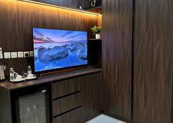استديو بأثاث مريح وبسيط 