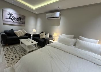 استديو بسرير ماستر وجلسة جانبية 