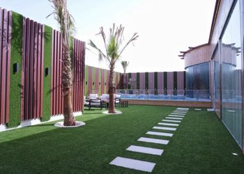 شاليه بجلسة تطل على مسبح خارجي 