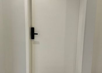 شقة بصالة أنيقة ودخول ذاتي