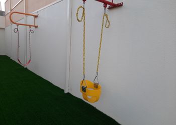 شاليه بمسطح اخضر وجلسة خارجية 