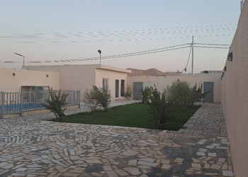 شاليه بجلسة تطل على مسبح خارجي 