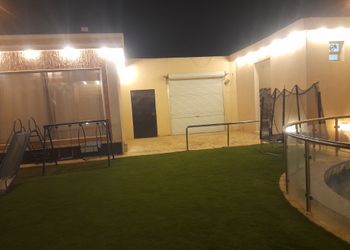 شاليه بجلسة تطل على مسبح خارجي 