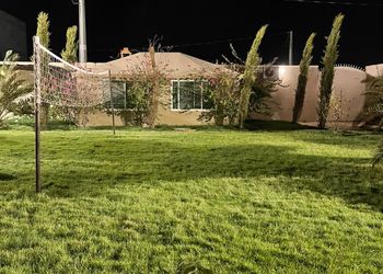 استراحة بملعب كرة طائرة ومسبح
