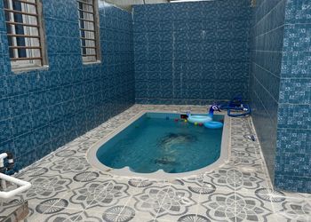 شاليه بجلسة خارجية بإطلالة مميزة