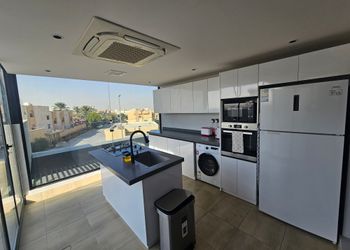 شقة بصالة أنيقة وغرفة نوم