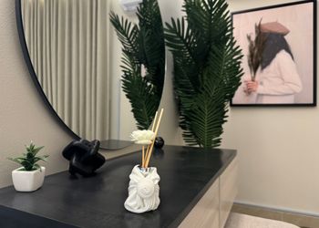 استديو بأثاث مريح وبسيط 