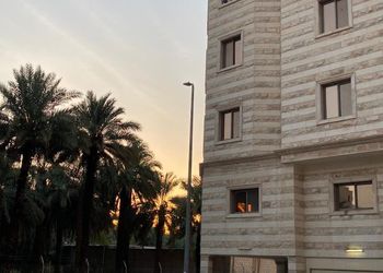 استديو بأثاث مريح وبسيط 